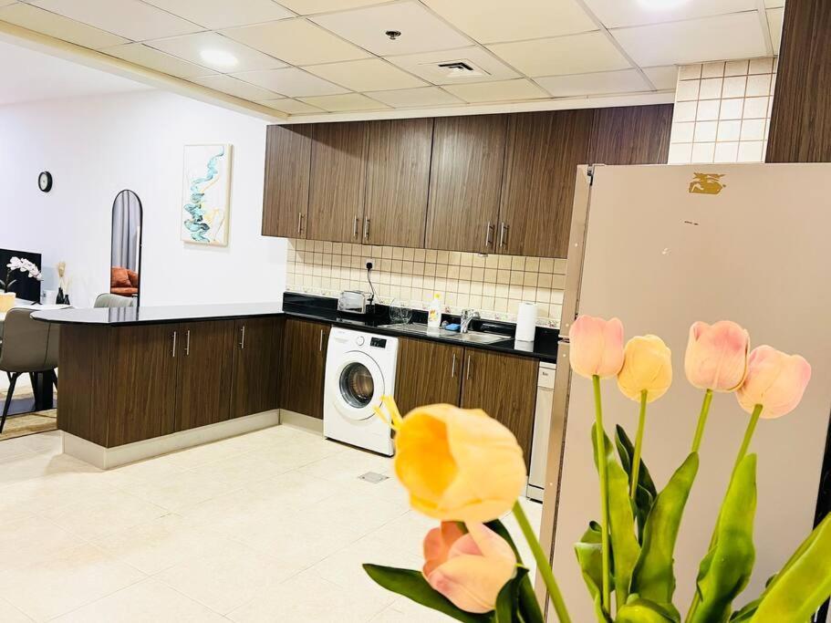 Sea View 1 Bedroom Flat, Luxury Amenities, Near & Tram With Free Parking In Marina Apartment Dubai