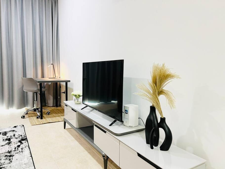 Apartment Sea View 1 Bedroom Flat, Luxury Amenities, Near & Tram With Free Parking In Marina Dubai