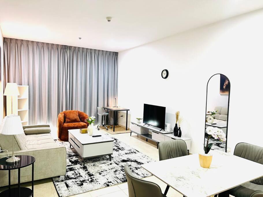 Sea View 1 Bedroom Flat, Luxury Amenities, Near & Tram With Free Parking In Marina Apartment *
