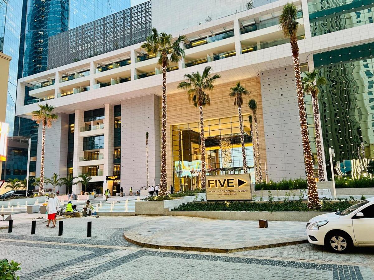 Sea View 1 Bedroom Flat, Luxury Amenities, Near & Tram With Free Parking In Marina *