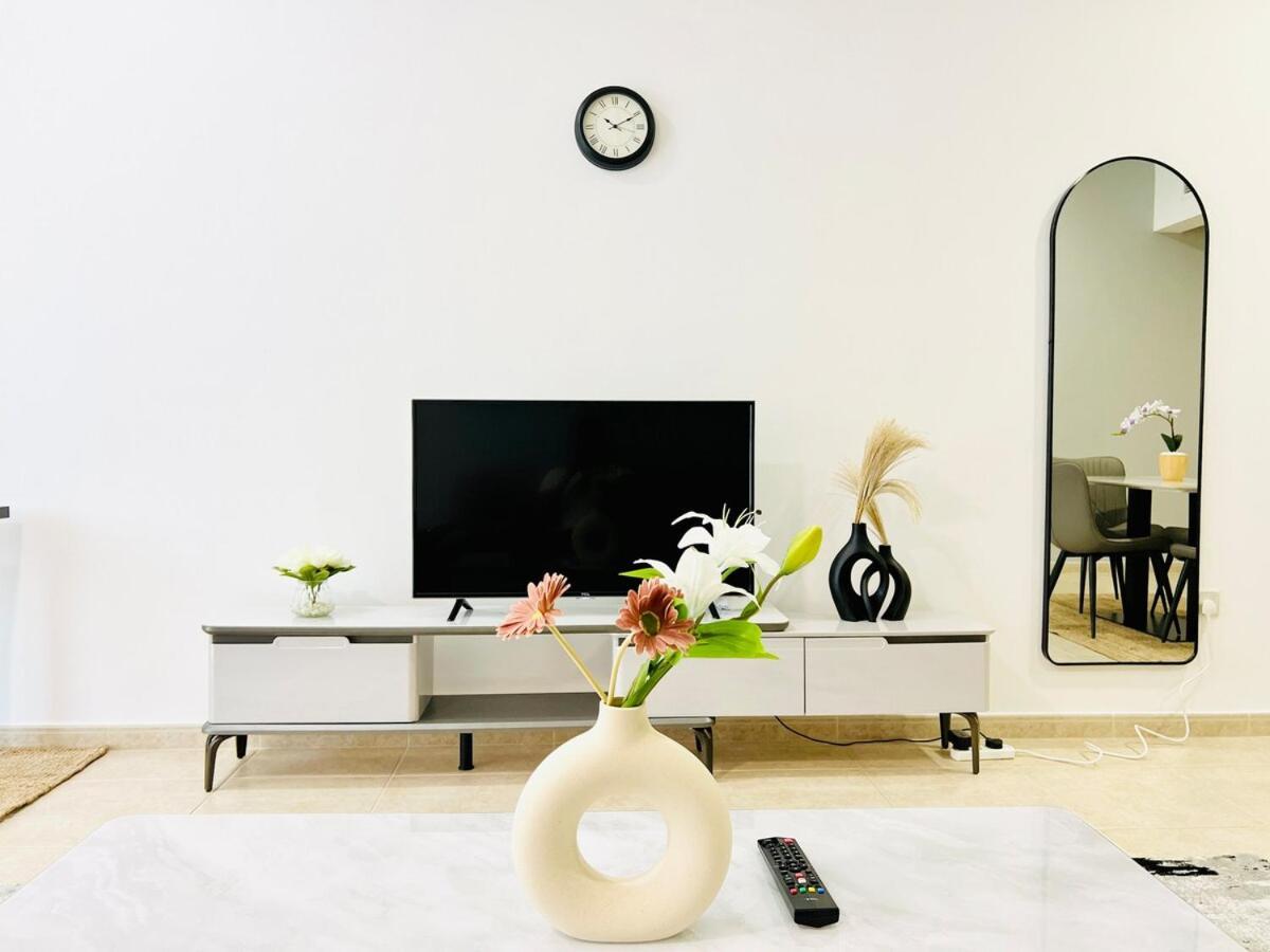 Sea View 1 Bedroom Flat, Luxury Amenities, Near & Tram With Free Parking In Marina Apartment Dubai