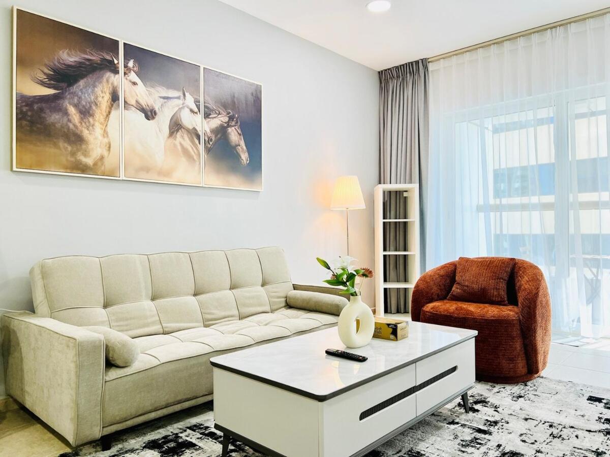 Sea View 1 Bedroom Flat, Luxury Amenities, Near & Tram With Free Parking In Marina Apartment