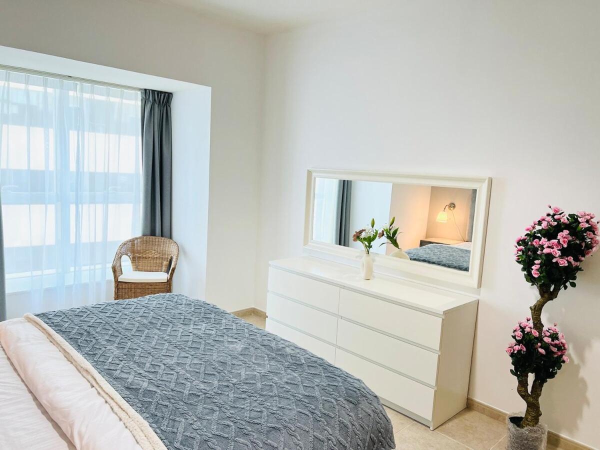Apartment Sea View 1 Bedroom Flat, Luxury Amenities, Near & Tram With Free Parking In Marina